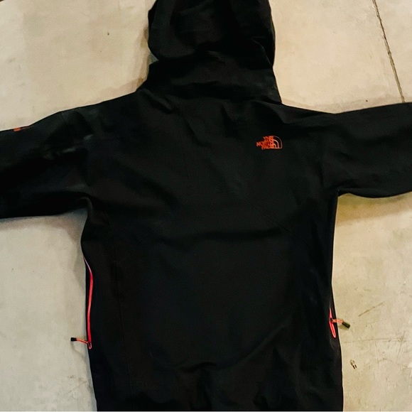 Red and black north face ski/snowboard jacket - Picture 4 of 5